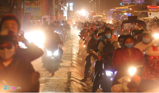 Người dân trở lại thành phố sau lễ, cửa ngõ phía tây Sài Gòn ùn tắc-3