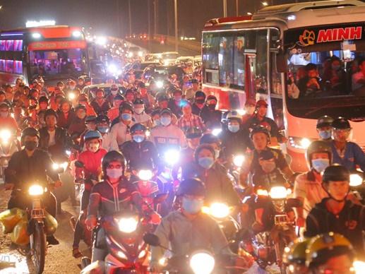 Người dân trở lại thành phố sau lễ, cửa ngõ phía tây Sài Gòn ùn tắc