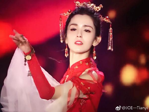 Mỹ nhân Tân Cương gây tranh cãi khi được o bế vì quá đẹp-1