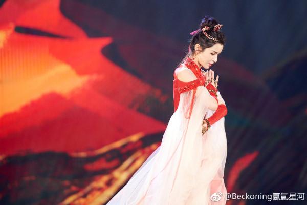 Mỹ nhân Tân Cương gây tranh cãi khi được o bế vì quá đẹp-3