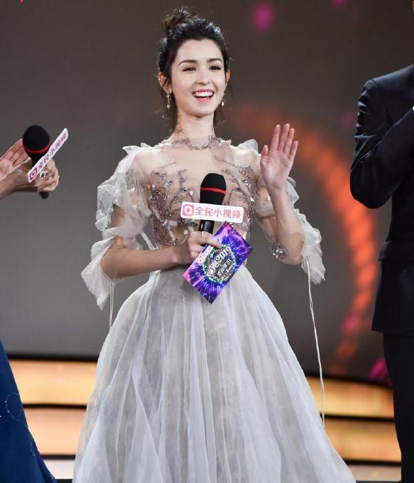 Mỹ nhân Tân Cương gây tranh cãi khi được o bế vì quá đẹp-4