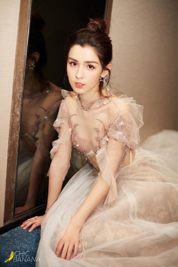 Mỹ nhân Tân Cương gây tranh cãi khi được o bế vì quá đẹp-5