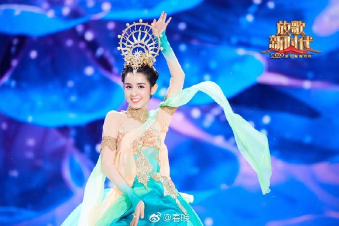 Mỹ nhân Tân Cương gây tranh cãi khi được o bế vì quá đẹp-7