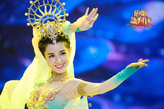 Mỹ nhân Tân Cương gây tranh cãi khi được o bế vì quá đẹp-8