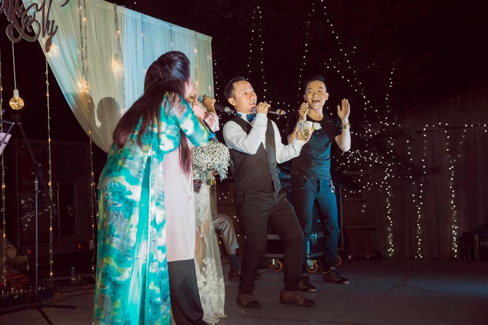 Rapper Tiến Đạt công khai loạt ảnh đám cưới nhà quê với bà xã Thụy Vy-8