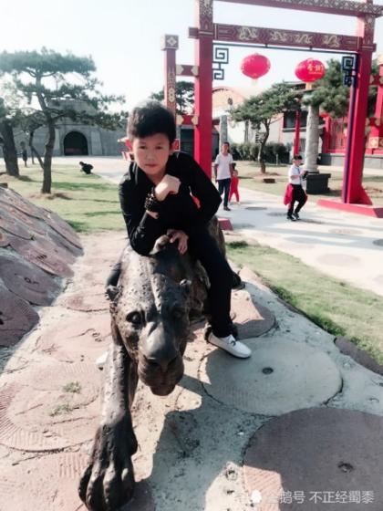 Cặp đôi 34 tuổi bỗng kiếm bộn tiền nhờ sở hữu ngoại hình trẻ con-8