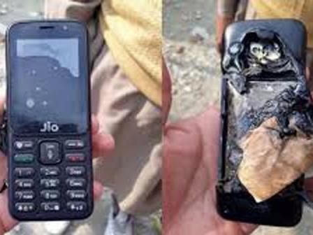 Vừa sạc vừa dùng điện thoại, thiếu niên 17 tuổi bị nát bàn tay-2