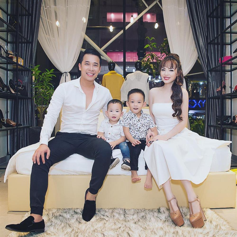 Trấn Thành lần đầu tiên khoe ảnh đại gia đình Việt - Hàn - Hoa hội tụ-6