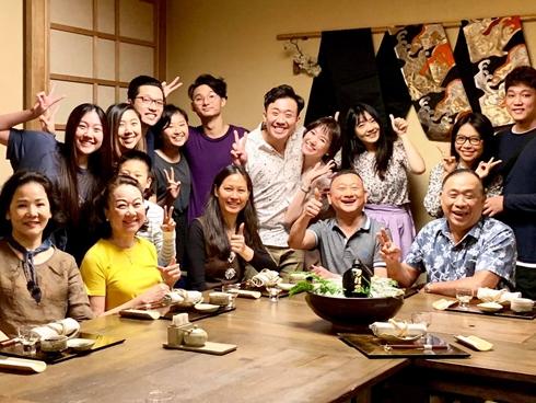 Trấn Thành lần đầu tiên khoe ảnh đại gia đình Việt - Hàn - Hoa hội tụ