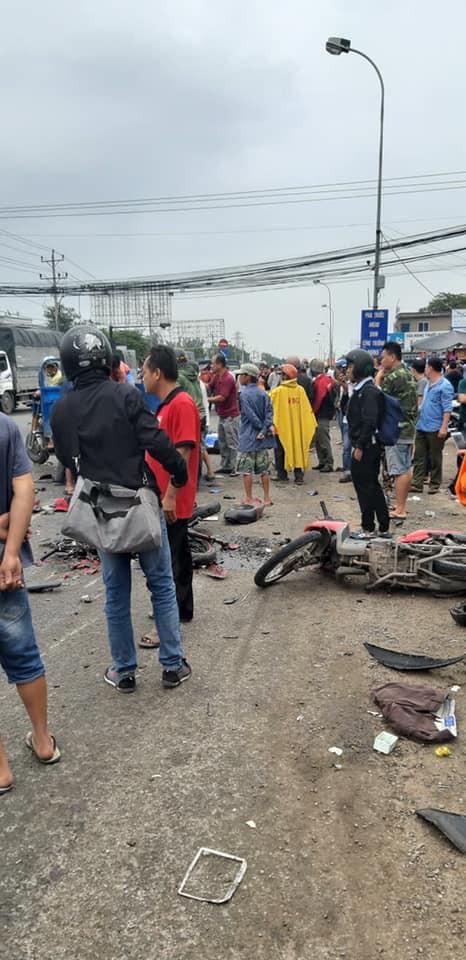 Hiện trường xe cộ nát bét, nằm la liệt sau vụ container mất phanh tông đoàn người chờ đèn đỏ-2