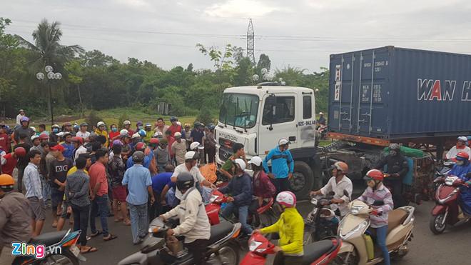 Vụ container tông hàng loạt xe máy: Chiếc xe điên lao như sóng thần-1