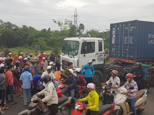 Vụ container tông hàng loạt xe máy: Chiếc xe 'điên' lao như sóng thần