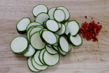 Đổi vị với món bí ngòi xào thịt bò ngọt thanh cho bữa tối-2