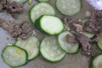 Đổi vị với món bí ngòi xào thịt bò ngọt thanh cho bữa tối-4