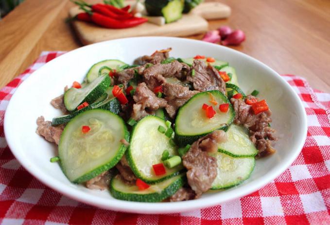 Đổi vị với món bí ngòi xào thịt bò ngọt thanh cho bữa tối-5