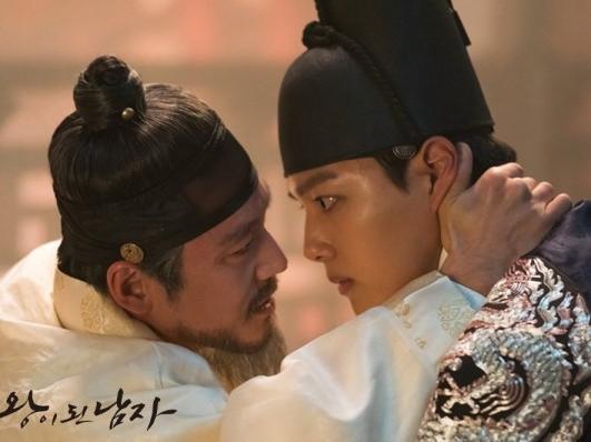 Jang Hyuk sẽ tái xuất màn ảnh nhỏ với vai diễn khách mời trong 'The Crowned Clown' của Yeo Jin Goo - Lee Se Young