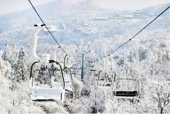 Du khách phấn khích trước cảnh tượng băng tuyết phủ trắng Trương Gia Giới-7