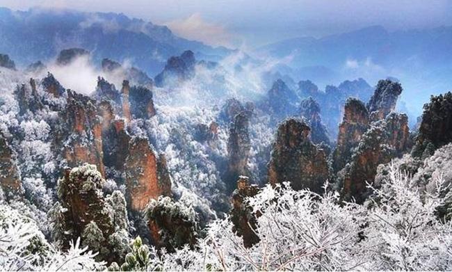 Du khách phấn khích trước cảnh tượng băng tuyết phủ trắng Trương Gia Giới-9