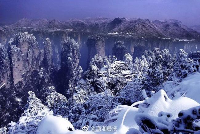 Du khách phấn khích trước cảnh tượng băng tuyết phủ trắng Trương Gia Giới-13