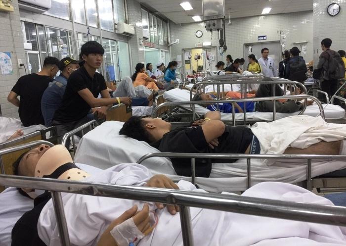 7 nạn nhân bị xe container tông khi dừng đèn đỏ tiên lượng nặng-1