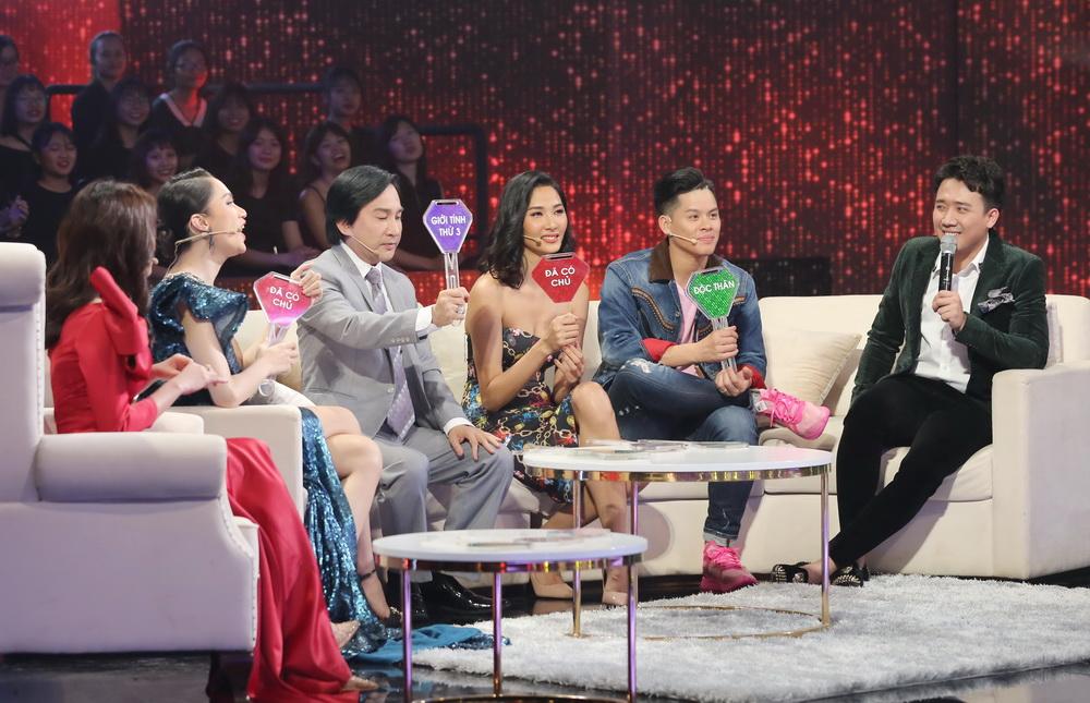 Hễ thấy trai đẹp là phấn khích, Hương Giang bị Trấn Thành bắt tém lại ngay trên sóng truyền hình-2