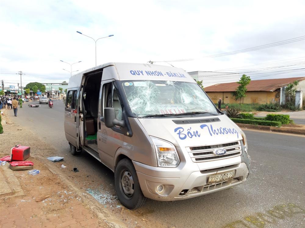 Gia Lai: Ô tô khách tông 2 xe máy, 4 người thương vong-2