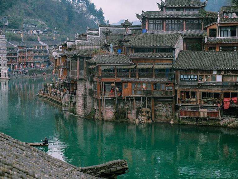 Cổ trấn 2.000 năm treo trên dòng thác, đẹp như tiên cảnh ở Trung Quốc-1