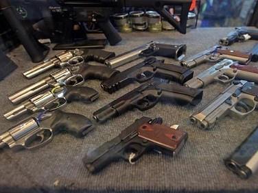 Người đàn ông phi xe máy vào sân bay Tân Sơn Nhất, rút súng đe dọa-2