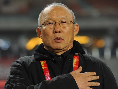 Còn ai số đen hơn HLV Park Hang Seo: Đã phải đội mũ tai thỏ còn bị MC chương trình vẽ mực lên mặt-2