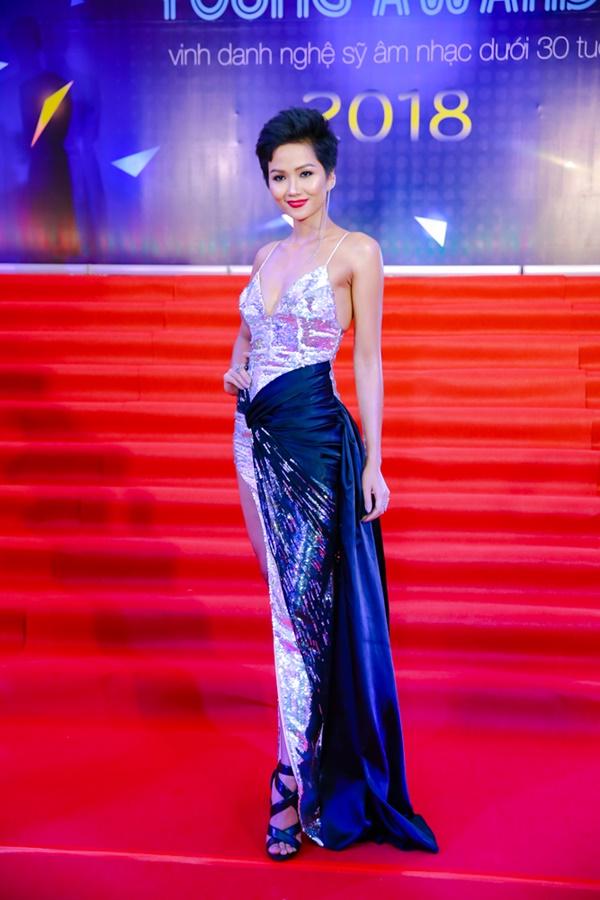 Cùng diện đầm cắt xẻ sexy, HHen Niê - Mỹ Linh - Hương Giang bất phân thắng bại trên thảm đỏ-1