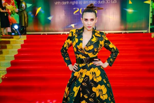 Cùng diện đầm cắt xẻ sexy, HHen Niê - Mỹ Linh - Hương Giang bất phân thắng bại trên thảm đỏ-7