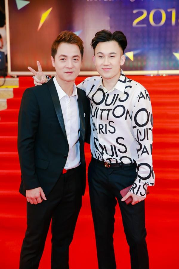 Cùng diện đầm cắt xẻ sexy, HHen Niê - Mỹ Linh - Hương Giang bất phân thắng bại trên thảm đỏ-11