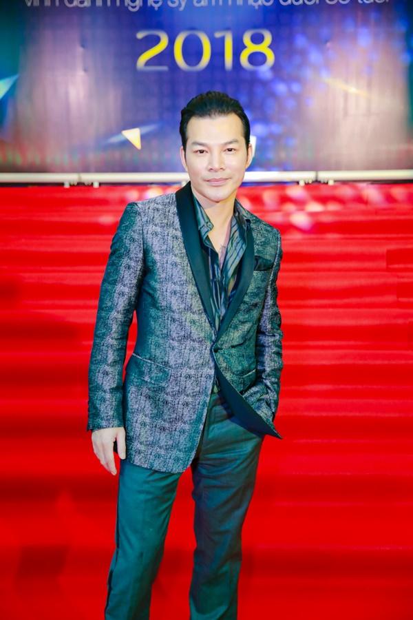 Cùng diện đầm cắt xẻ sexy, HHen Niê - Mỹ Linh - Hương Giang bất phân thắng bại trên thảm đỏ-12