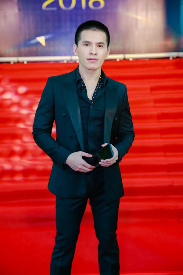 Cùng diện đầm cắt xẻ sexy, HHen Niê - Mỹ Linh - Hương Giang bất phân thắng bại trên thảm đỏ-13