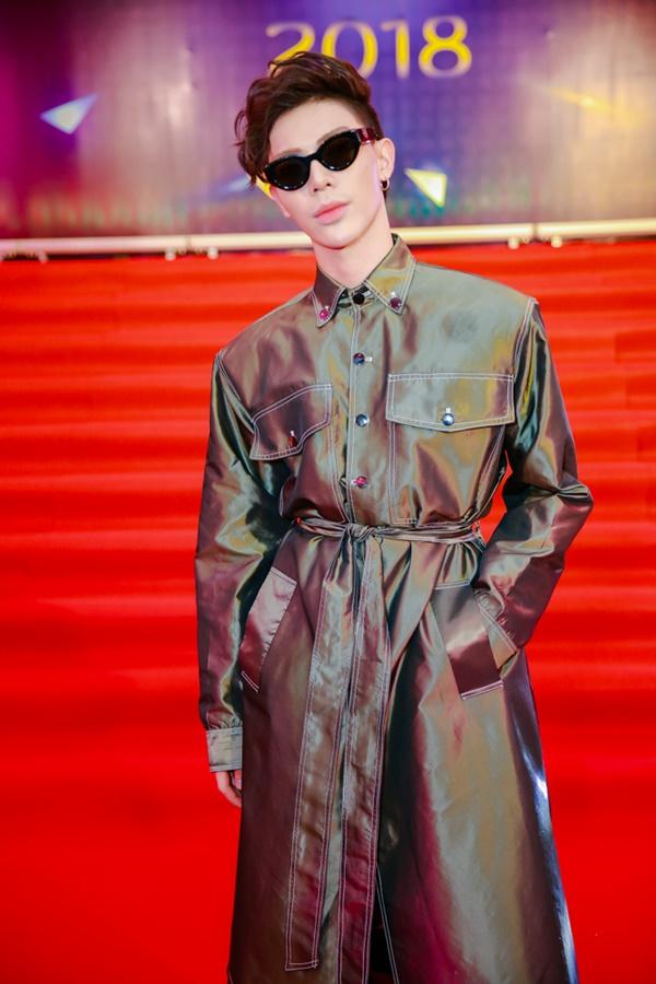 Cùng diện đầm cắt xẻ sexy, HHen Niê - Mỹ Linh - Hương Giang bất phân thắng bại trên thảm đỏ-18