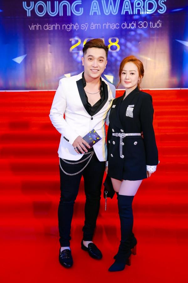 Cùng diện đầm cắt xẻ sexy, HHen Niê - Mỹ Linh - Hương Giang bất phân thắng bại trên thảm đỏ-19