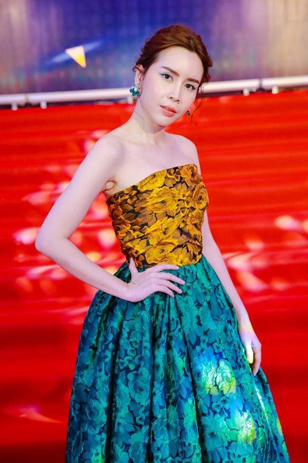 Cùng diện đầm cắt xẻ sexy, HHen Niê - Mỹ Linh - Hương Giang bất phân thắng bại trên thảm đỏ-20