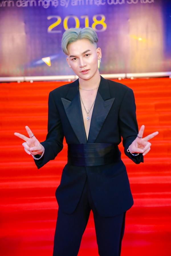 Cùng diện đầm cắt xẻ sexy, HHen Niê - Mỹ Linh - Hương Giang bất phân thắng bại trên thảm đỏ-23