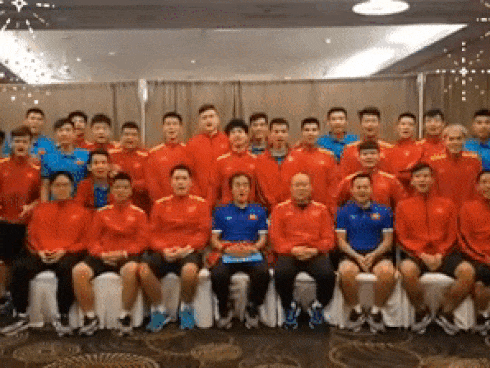 Ơn giời cuối cùng thầy Park đã trở lại Việt Nam: Vị HLV phải đẩy hành lý cao ngất ngưởng vượt qua vòng vây người hâm mộ-2