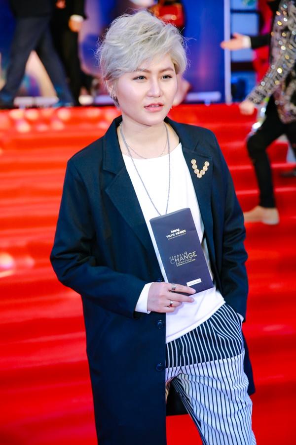 Cùng diện đầm cắt xẻ sexy, HHen Niê - Mỹ Linh - Hương Giang bất phân thắng bại trên thảm đỏ-24