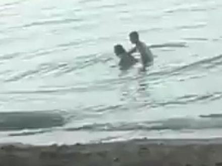 Cặp đôi khách Tây thản nhiên 'làm chuyện ấy' ngay tại bãi biển công cộng