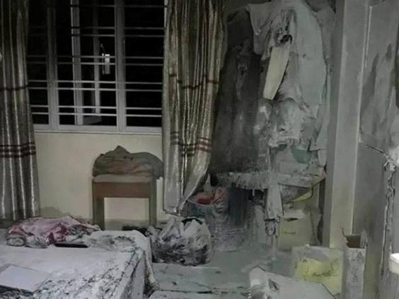 Dại dột trêu rắn, thanh niên bị rắn chồm xuống cắn đầu trả thù-1