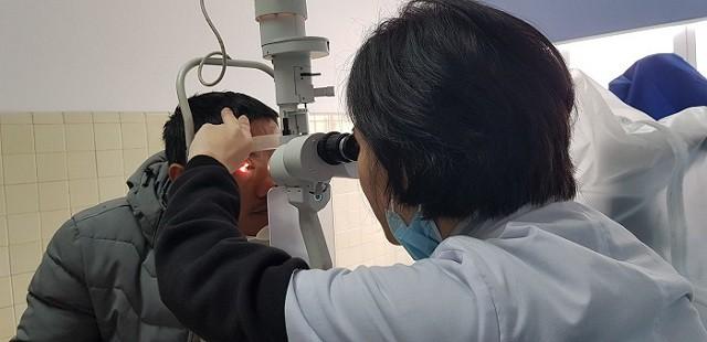 Quảng Bình: Một nam giới đối mặt với nguy cơ mù mắt phải vì chơi pháo hoa dịp lễ tết-2