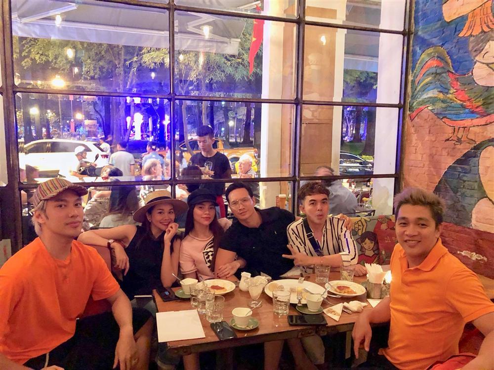 Hẹn hò Thanh Hằng, thế mà Hồ Ngọc Hà vẫn không quên nắm chặt tay Kim Lý vô cùng tình tứ-4