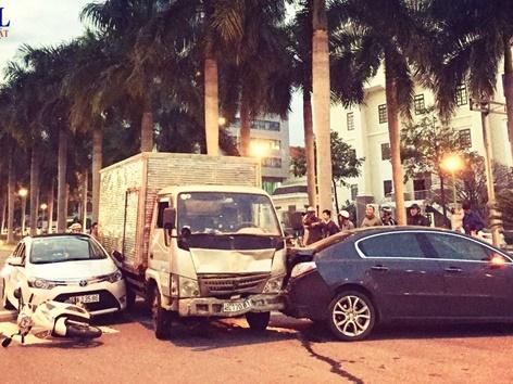 2 xe tải bị tông khi dừng đèn đỏ, nhiều người bị thương-4