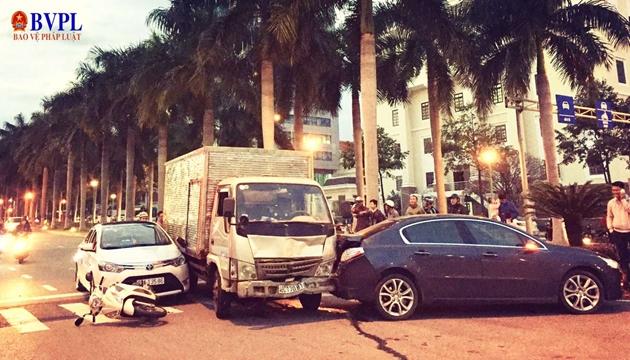 Xe tải điên lại lao thẳng vào ô tô, xe máy đang chờ đèn đỏ-1