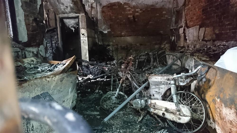 Hà Nội: Cháy nhà lúc rạng sáng, nhiều người nhập viện-2