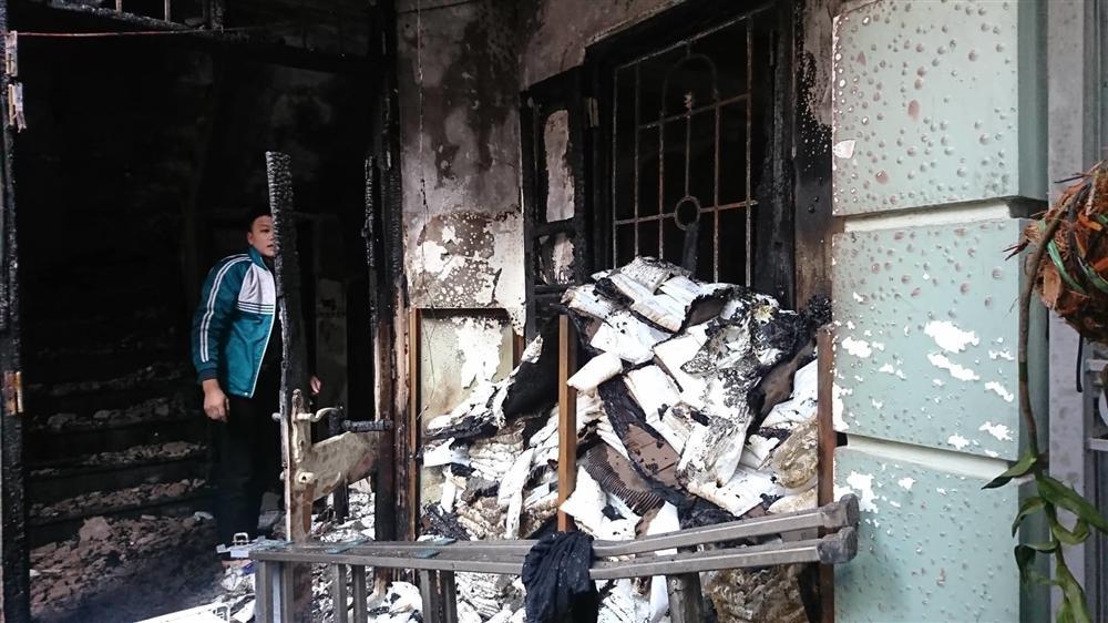 Hà Nội: Cháy nhà lúc rạng sáng, nhiều người nhập viện-3