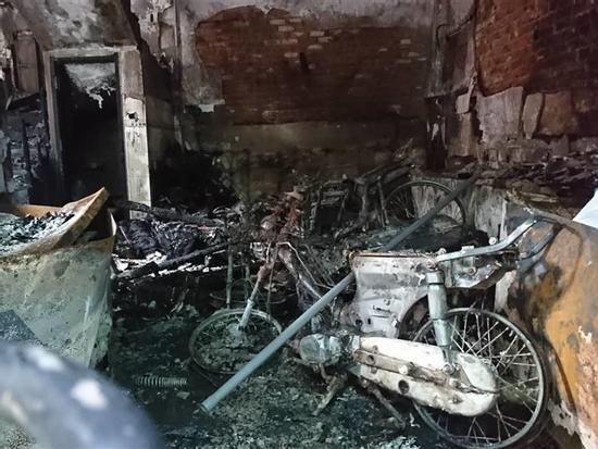 Hà Nội: Cháy nhà lúc rạng sáng, nhiều người nhập viện