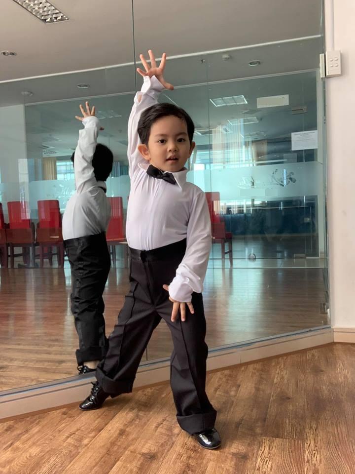 Lần đầu diện trang phục khiêu vũ, quý tử 3 tuổi nhà Khánh Thi khoe những bước nhảy chuẩn con nhà nòi-2